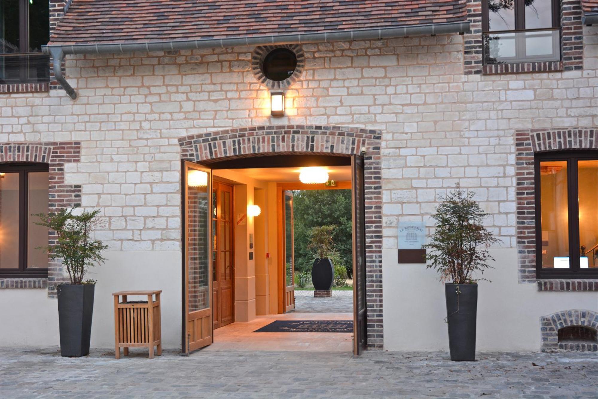 Domaine Du Roncemay - Hotel, Restaurants, Spa & Golf Aillant-sur-Tholon Exterior foto